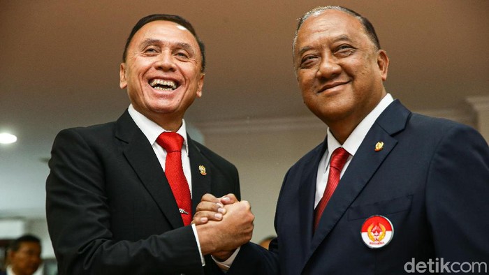 Ketua Umum Komite Olahraga Nasional Indonesia (KONI) Marciano Norman, secara resmi melantik kepengurusan PSSI yang diketuai oleh Mochamad Iriawan yang berlangsung dikantor KONI, Jakarta, Senin (24/2/2020). Kepengurusan PSSI yang baru dilantik ini berlangsung hingga tahun 2023.