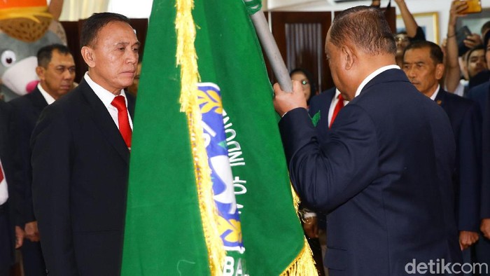 Ketua Umum Komite Olahraga Nasional Indonesia (KONI) Marciano Norman, secara resmi melantik kepengurusan PSSI yang diketuai oleh Mochamad Iriawan yang berlangsung dikantor KONI, Jakarta, Senin (24/2/2020). Kepengurusan PSSI yang baru dilantik ini berlangsung hingga tahun 2023.
