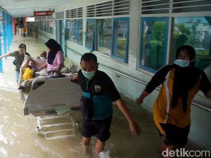 Pasien di RSUD Kraton Kota Pekalongan Dievakuasi Imbas Banjir Pasien di RSUD Kraton Kota Pekalongan Dievakuasi Imbas Banjir