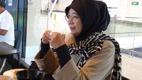Ramai karena Pernyataannya, Sitti Hikmawatty Tetap Santai Sambil Ngopi