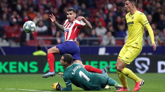 MADRID, SPAIN - FEBRUARY 23:  Angel Correa of Atletico Madrid scores his teams first goal during the La Liga match between Club Atletico de Madrid and Villarreal CF at Wanda Metropolitano on February 23, 2020 in Madrid, Spain. (Photo by Gonzalo Arroyo Moreno/Getty Images)