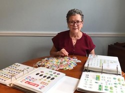 Nenek 70 Tahun Ini Punya Koleksi 21.000 Stiker Label Pisang