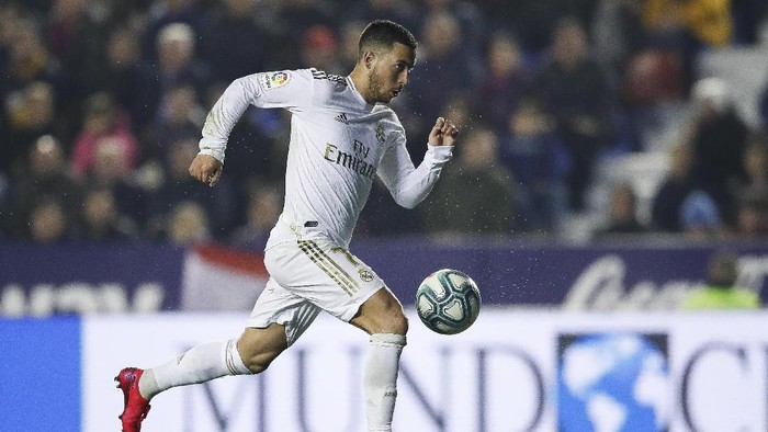 VALENCIA, SPAIN - FEBRUARY 22: Eden Hazard of Real Madrid runs with the ball during the Liga match between Levante UD and Real Madrid CF at Ciutat de Valencia on February 22, 2020 in Valencia, Spain. (Photo by Eric Alonso/Getty Images)