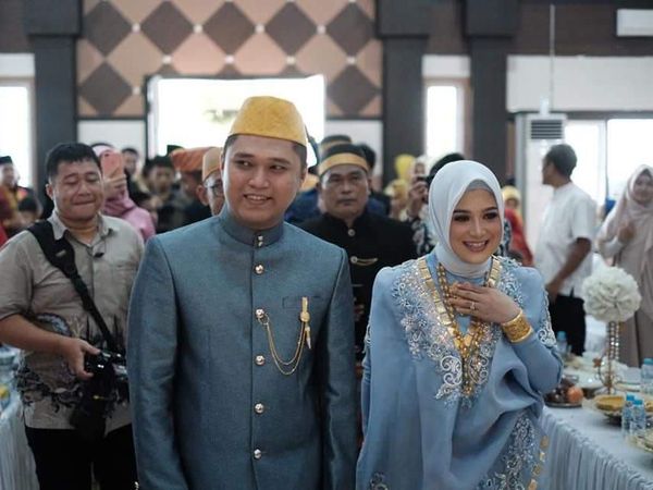 Anak Pejabat Ini Pakai Mahar Fantastis saat Lamaran