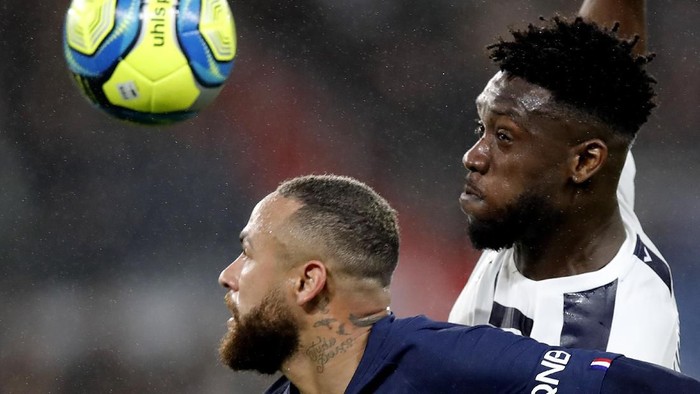 PSGs Neymar, left, vies for the ball with Bordeauxs Enock Kwateng during the French League One soccer match between Paris-Saint-Germain and Bordeaux at the Parc des Princes stadium in Paris, Sunday Feb. 23, 2020. (AP Photo/Christophe Ena)