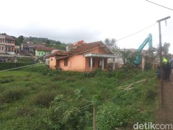 Ekskavator Bongkar 5 Rumah yang Terdampak Proyek Kereta Cepat