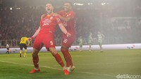 Marko Simic bisa menggandakan skor di awal babak kedua. Strike Kroasia itu merayakan golnya bersama Heri Susanto. (Foto: Rifkianto Nugroho/detikSport)