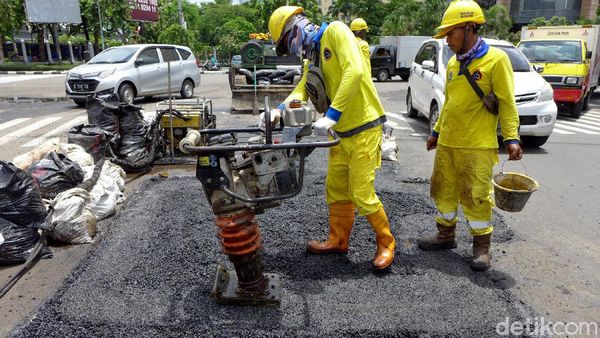 Aksi Pasukan Kuning Perbaiki Jalan Berlubang di Ibu Kota