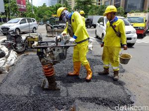 Aksi Pasukan Kuning Perbaiki Jalan Berlubang di Ibu Kota