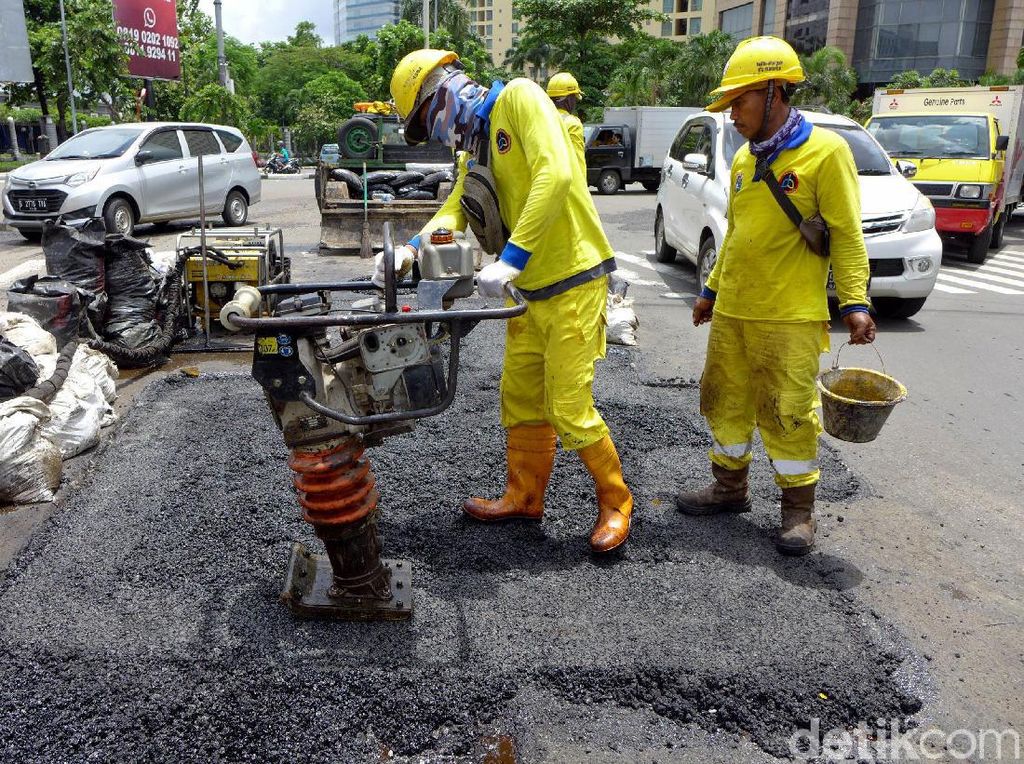 Aksi Pasukan Kuning Perbaiki Jalan Berlubang di Ibu Kota Aksi Pasukan Kuning Perbaiki Jalan Berlubang di Ibu Kota