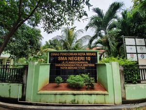 Ribuan Buku di SMAN 10 Bekasi Rusak Akibat Banjir