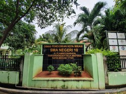 Ribuan Buku di SMAN 10 Bekasi Rusak Akibat Banjir