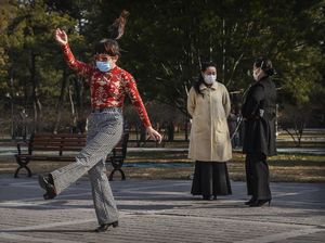 Wuhan Shake, Begini Cara Baru Masyarakat China Bersalaman Wuhan Shake, Begini Cara Baru Masyarakat China Bersalaman