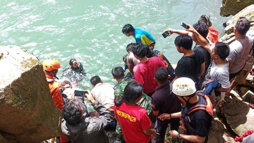Mahasiswi Terpeleset di Air Terjun Pumbunga Tompobulu Maros Saat Hendak Selfie Mahasiswi Terpeleset di Air Terjun Pumbunga Tompobulu Maros Saat Hendak Selfie