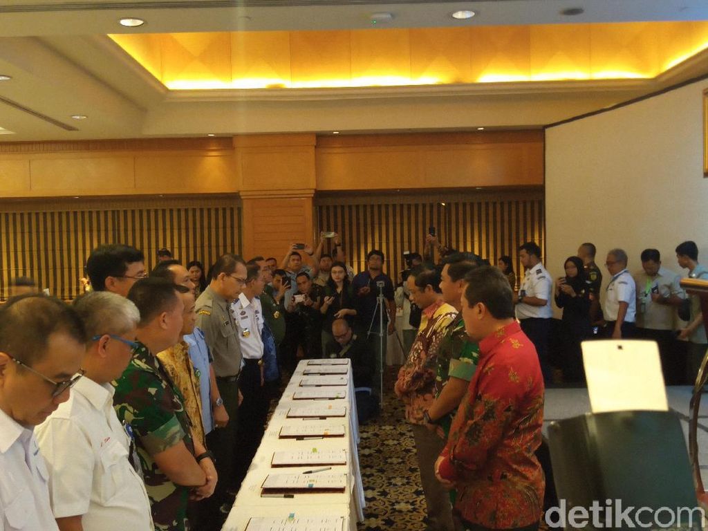 Mahfud Saksikan Penandatanganan MoU soal Penanganan Pesawat Asing Dipaksa Turun Mahfud Saksikan Penandatanganan MoU soal Penanganan Pesawat Asing Dipaksa Turun