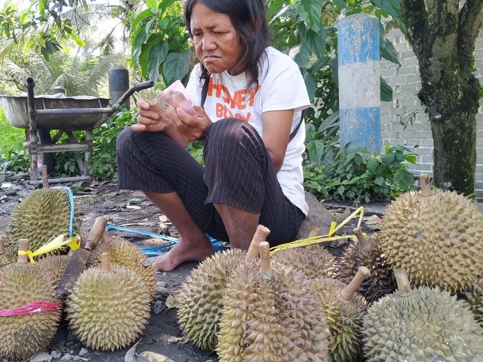 Penyandang Difabel Jualan Durian Dibayar Uang Palsu Penyandang Difabel Jualan Durian Dibayar Uang Palsu