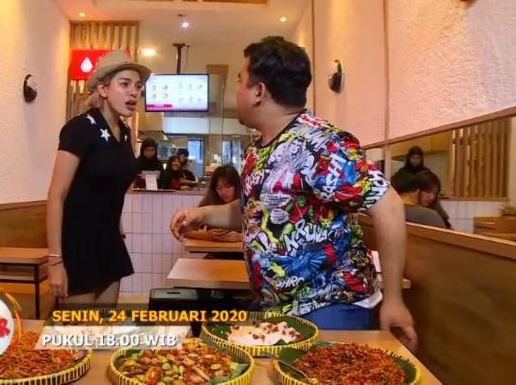 Pedas Mampus! Makan Sambal Iblis dan Acar Gurame Bareng Nyai Nikita Mirzani Pedas Mampus! Makan Sambal Iblis dan Acar Gurame Bareng Nyai Nikita Mirzani