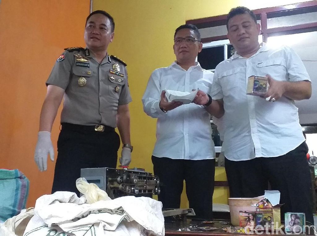 Home Industry Obat Kuat Ilegal di Surabaya Digerebek Home Industry Obat Kuat Ilegal di Surabaya Digerebek