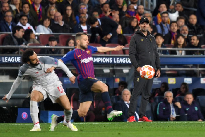 BARCELONA, SPAIN - MAY 01:   Jurgen Klopp, Manager of Liverpool watches Mohamed Salah of Liverpool battles for possession with Jordi Alba of Barcelona during the UEFA Champions League Semi Final first leg match between Barcelona and Liverpool at the Nou Camp on May 01, 2019 in Barcelona, Spain. (Photo by Michael Regan/Getty Images)