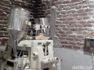 Penampakan Pabrik Narkoba yang Cetak Ribuan Pil di Bandung Penampakan Pabrik Narkoba yang Cetak Ribuan Pil di Bandung