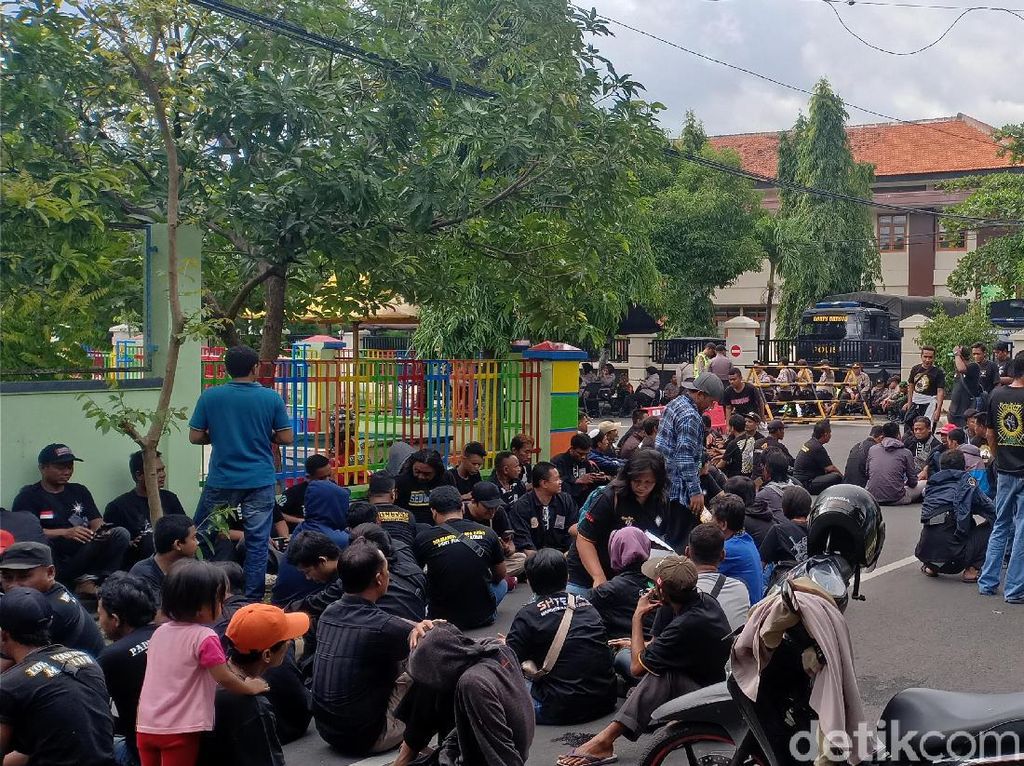 Ratusan Pesilat PSHT Kawal Sidang Putusan Pembunuh Saudara Mereka Ratusan Pesilat PSHT Kawal Sidang Putusan Pembunuh Saudara Mereka