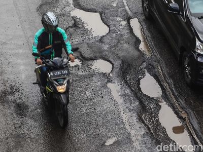 Waduh! Jl Rasuna Said Rusak Usai Diterpa Hujan