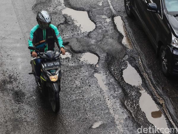 Waduh! Jl Rasuna Said Rusak Usai Diterpa Hujan