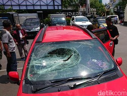 Pria Ini Rusak Mobil Mantan Istri yang Ajak Suami Baru ke Rumah Gana-gini