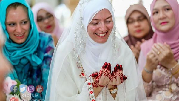 Potret Manis Pria Viral Nikahi Bule Italia, Berawal dari Follow Instagram