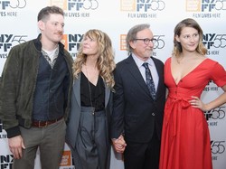 Putrinya Jadi Bintang Porno, Steven Spielberg Bangga dengan Putranya