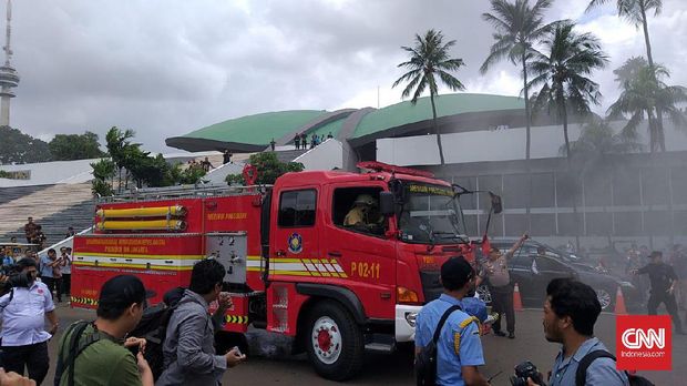 Lima Unit Damkar Padamkan Kebakaran di Gedung DPR