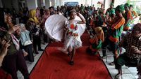 Lenggak-lenggok Fashion Show Anak Berkostum Sampah Plastik