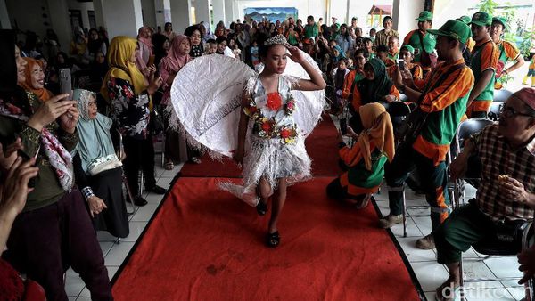 Lenggak-lenggok Fashion Show Anak Berkostum Sampah Plastik