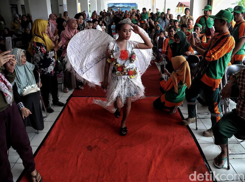 Lenggak-lenggok Fashion Show Anak Berkostum Sampah Plastik