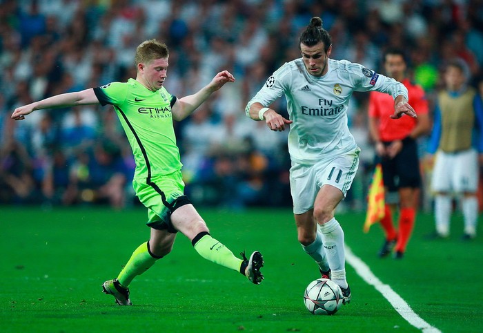 MADRID, SPAIN - MAY 04:  Kevin de Bruyne of Manchester City tackles Gareth Bale of Real Madrid during the UEFA Champions League semi final, second leg match between Real Madrid and Manchester City FC at Estadio Santiago Bernabeu on May 4, 2016 in Madrid, Spain.  (Photo by Gonzalo Arroyo Moreno/Getty Images)