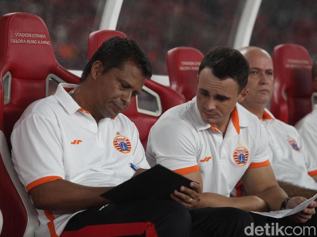 Sergio Farias Kembali Gabung Persija, Kini Tanpa Dua Asistennya Sergio Farias Kembali Gabung Persija, Kini Tanpa Dua Asistennya
