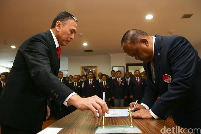 KONI Lantik Kepengurusan PSSI Ketua Umum Komite Olahraga Nasional Indonesia (KONI) Marciano Norman, secara resmi melantik kepengurusan PSSI yang diketuai oleh Mochamad Iriawan yang berlangsung dikantor KONI, Jakarta, Senin (24/2/2020). Kepengurusan PSSI yang baru dilantik ini berlangsung hingga tahun 2023.