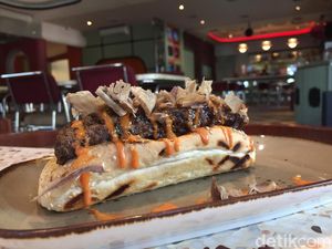 Ding Dong Disko: Ngemil Pizza Carnivora dan Kimchi Dog di Tempat Disko Hits