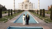 Trump-Melania Eksis di Taj Mahal