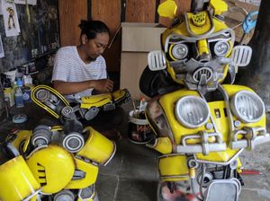 Unik! Perajin di Solo Bikin Kostum Robot Berbagai Bentuk