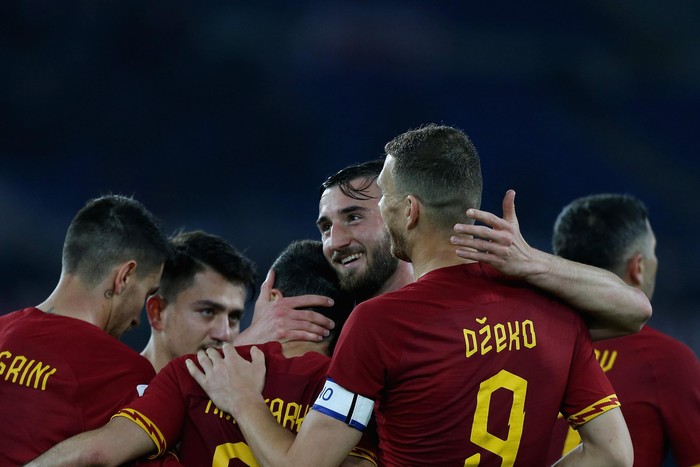 ROME, ITALY - FEBRUARY 23:  Henrikh Mkhitaryan with his teammates of AS Roma celebrates after scoring the teams second goal during the Serie A match between AS Roma and US Lecce at Stadio Olimpico on February 23, 2020 in Rome, Italy.  (Photo by Paolo Bruno/Getty Images)
