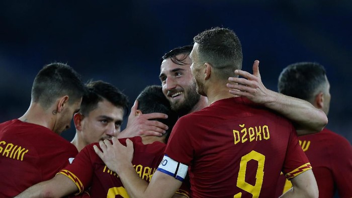 ROME, ITALY - FEBRUARY 23:  Henrikh Mkhitaryan with his teammates of AS Roma celebrates after scoring the teams second goal during the Serie A match between AS Roma and US Lecce at Stadio Olimpico on February 23, 2020 in Rome, Italy.  (Photo by Paolo Bruno/Getty Images)