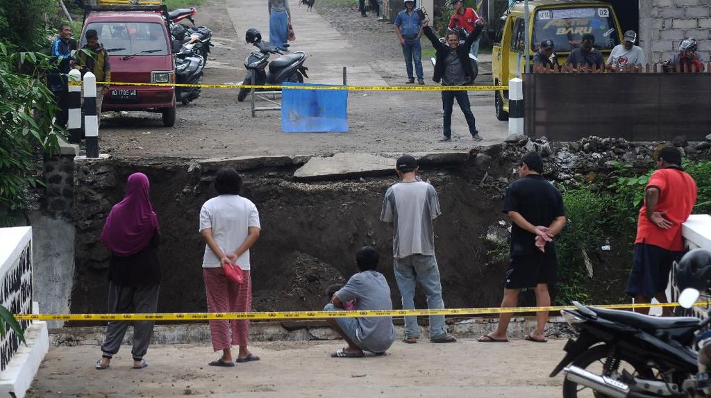 Duh, Jembatan Baru Seharga Rp 1,2 M di Boyolali Ambruk Duh, Jembatan Baru Seharga Rp 1,2 M di Boyolali Ambruk