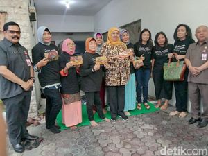 Datangi UKM Kreatif, Khofifah Kagum Sampah Disulap Jadi Barang Bernilai