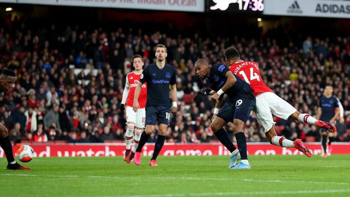 LONDON, ENGLAND - FEBRUARY 23: Pierre-Emerick Aubameyang of Arsenal scores his sides third goal during the Premier League match between Arsenal FC and Everton FC at Emirates Stadium on February 23, 2020 in London, United Kingdom. (Photo by Catherine Ivill/Getty Images)