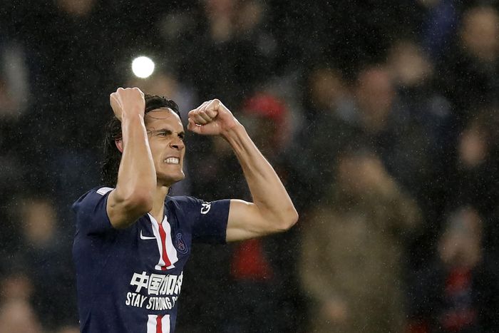 edinson cavani paris saint-germain liga prancis ligue 1 PSGs Edinson Cavani celebrates his goal against Bordeaux during the French League One soccer match between Paris-Saint-Germain and Bordeaux at the Parc des Princes stadium in Paris, Sunday Feb. 23, 2020. (AP Photo/Christophe Ena)