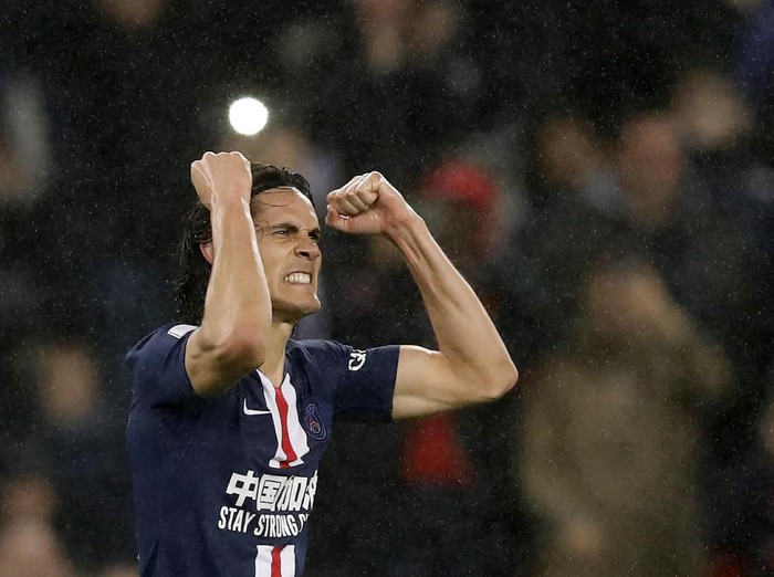PSG's Edinson Cavani celebrates his goal against Bordeaux during the French League One soccer match between Paris-Saint-Germain and Bordeaux at the Parc des Princes stadium in Paris, Sunday Feb. 23, 2020. (AP Photo/Christophe Ena)