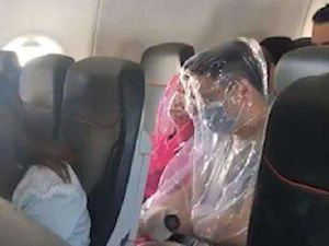 Penumpang Pesawat Bungkus Diri Pakai Plastik karena Takut Corona
