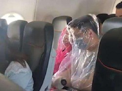Takut Virus Corona, Penumpang Bungkus Diri dengan Plastik di Pesawat
