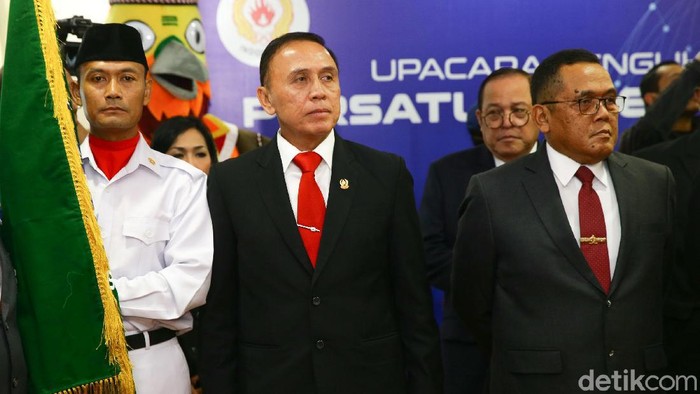 Ketua Umum Komite Olahraga Nasional Indonesia (KONI) Marciano Norman, secara resmi melantik kepengurusan PSSI yang diketuai oleh Mochamad Iriawan yang berlangsung dikantor KONI, Jakarta, Senin (24/2/2020). Kepengurusan PSSI yang baru dilantik ini berlangsung hingga tahun 2023.